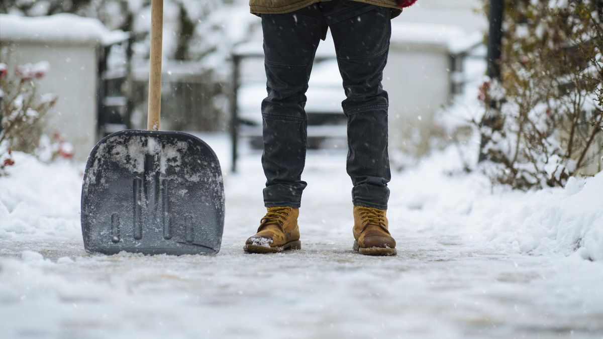 **Chlor na chodnikach w Szczecinie: mieszkańcy zagrożeni niebezpieczną substancją