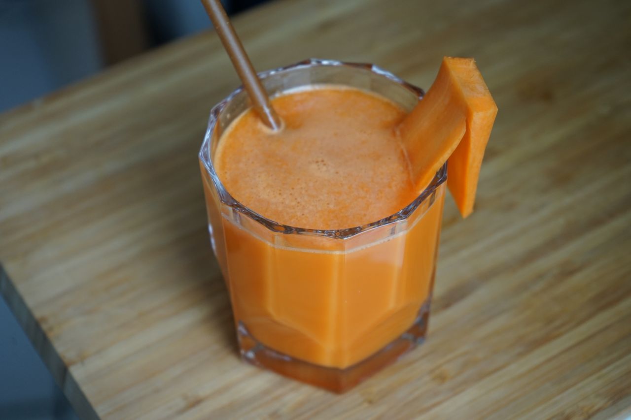 W jelitach działa jak miotełka i wspiera wzrok. Pij szklankę dziennie