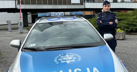 Zauważyła zagubioną kobietę. Policjantka nie czekała ani chwili