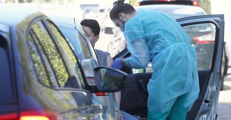 Szczepienia na COVID. Nowe informacje o skutkach ubocznych z Wielkiej Brytanii