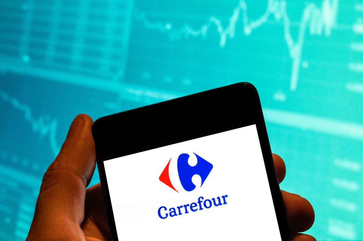 Carrefour повертає покупцям 100% вартості товарів (Photo Illustration by Budrul Chukrut/SOPA Images/LightRocket via Getty Images)