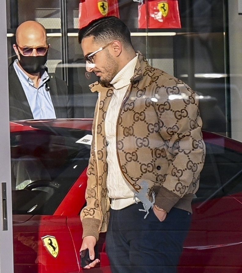 Oszust z Tindera kupuje Ferrari
