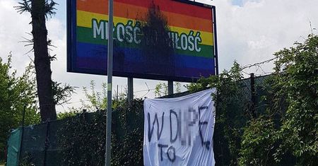 Ktoś zniszczył tęczowy billboard w Puławach. „To akt nienawiści”