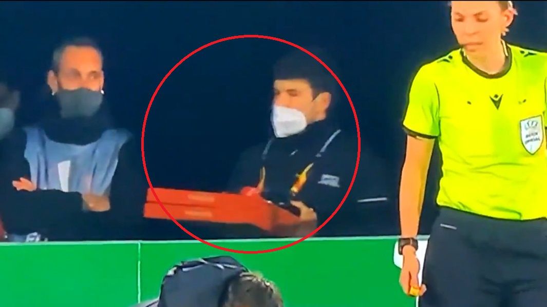 Dostawca pizzy na meczu Ligi Europy