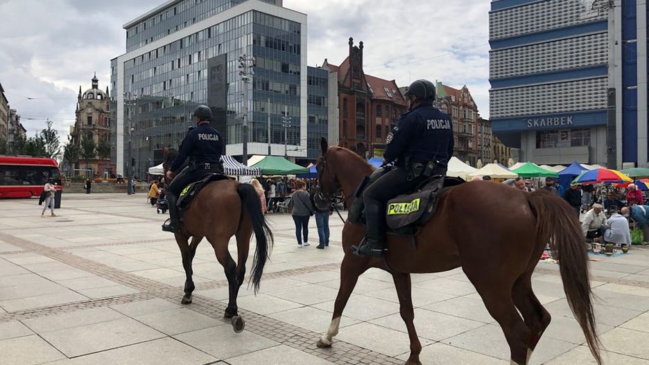 Katowice. W centrum miasta pojawiły się patrole konne policji. 