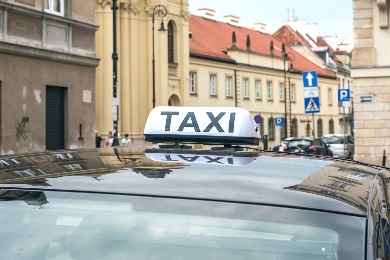 Taksówkarz oszukał pasażerkę w Warszawie. "Zagroził, że mnie gdzieś wywiezie"