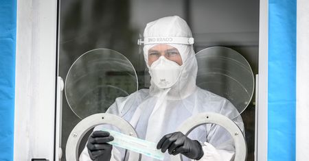 Koronawirus. Na piechotę i przez okienko. Pierwsze w Polsce mobilne centrum testowe