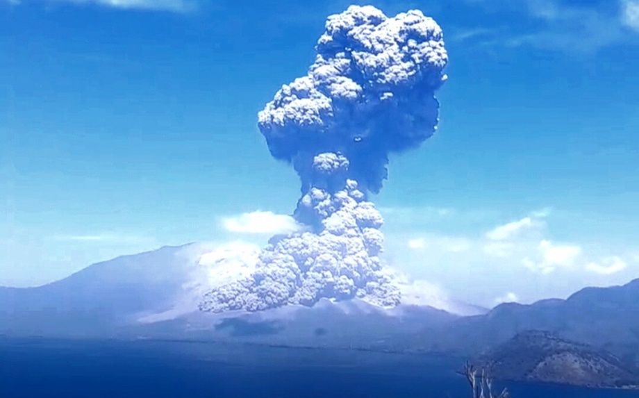 Potężna erupcja wulkanu Lewitobi Laki Laki 