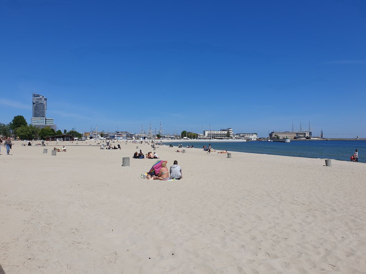 Wakacje 2020. Na plażach powstaną sektory dla turystów? "Stworzenie ich byłoby niezwykle trudne"