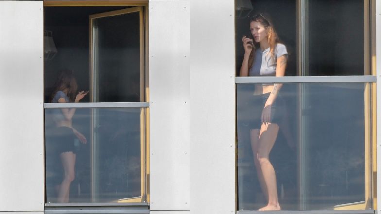 Antek Królikowski relaksuje się na balkonie z Izabelą