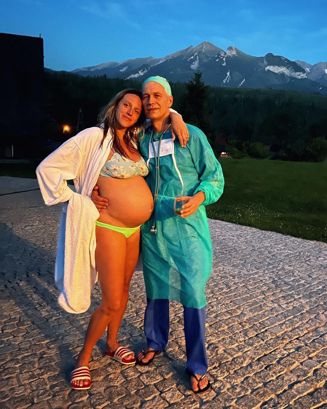 Aleksandra Żebrowska niebawem przywita na świecie kolejną pociechę. Bez oporu chwali się ciążowymi krągłościami 