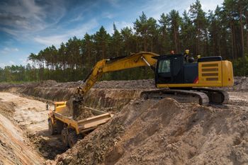 Nienaszów: Symboliczne wbicie łopaty. Rozpoczyna się budowa drogi pieszo – rowerowej. Będzie częścią rowerowej trasy Solina – Zakopane