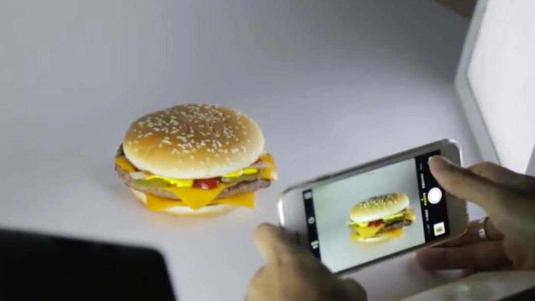 Czy prawdziwego burgera można sfotografować iPhonem, aby wyglądał jak w reklamie? 1