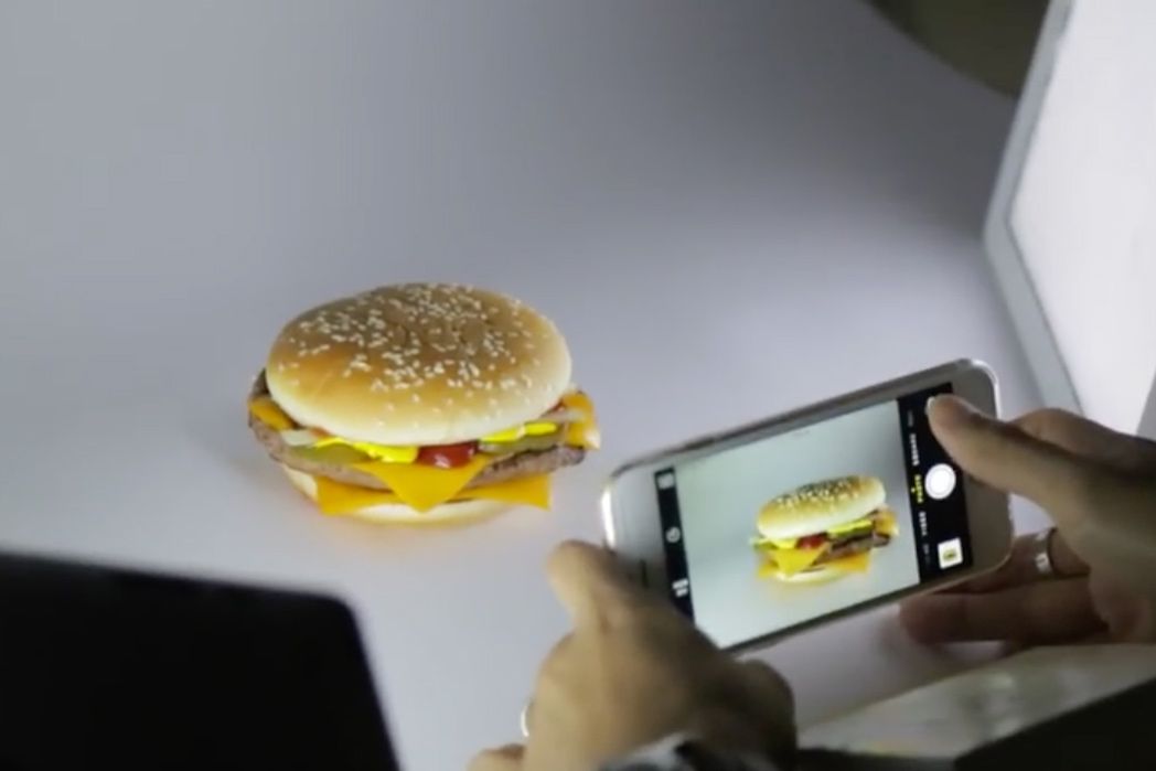 Czy prawdziwego burgera można sfotografować iPhonem, aby wyglądał jak w reklamie?