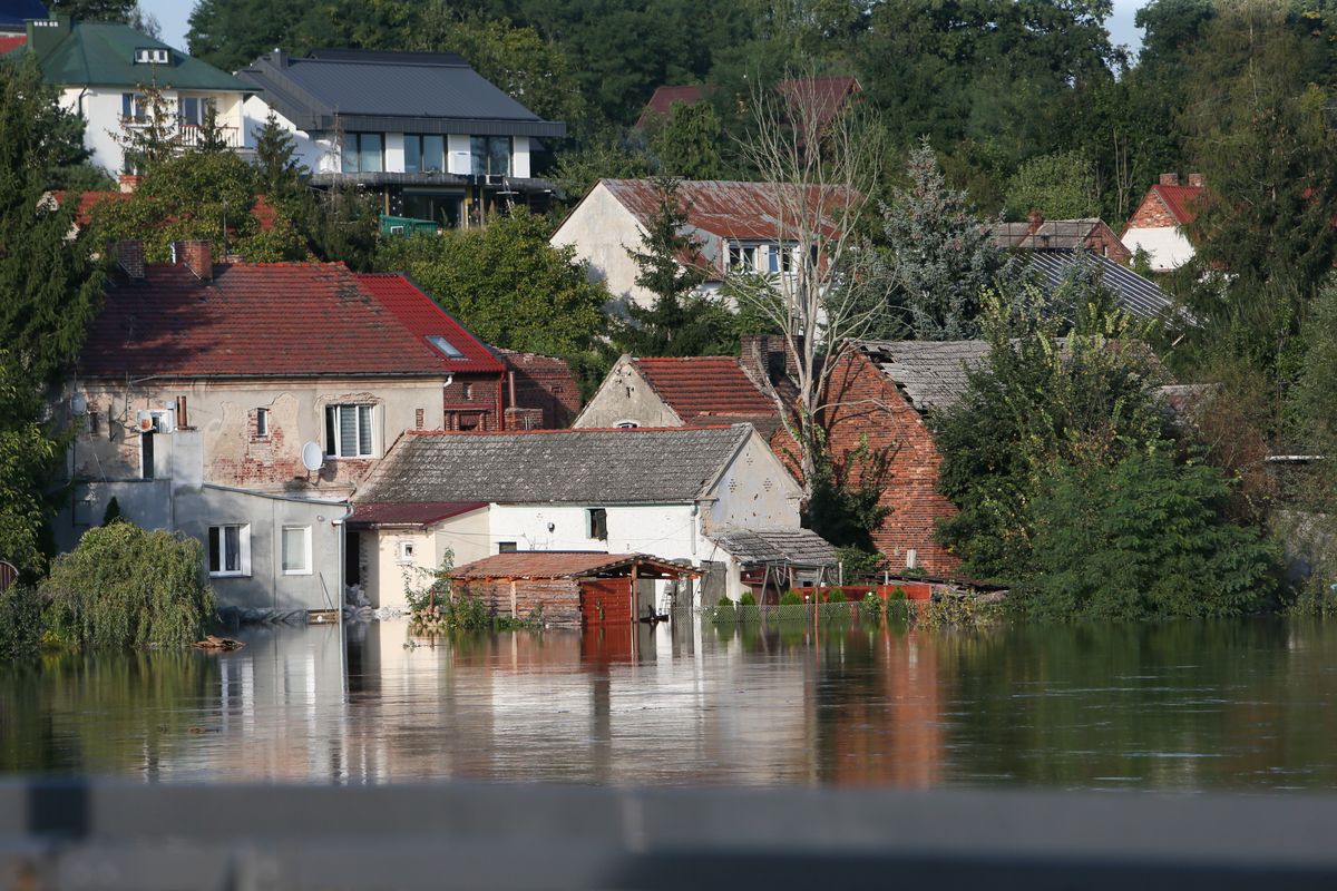 powódź, pomoc humanitarna, polski czerwony krzyż Chcesz pomóc powodzianom? Weź głęboki oddech, śledź i patrz