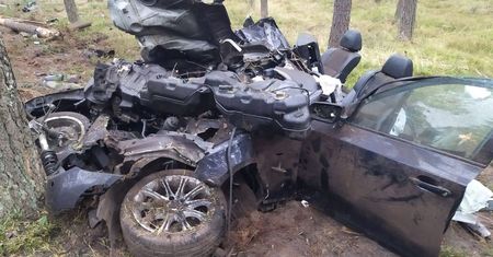 Zjechał z drogi do lasu, roztrzaskał BMW na rosnących tam drzewach. 28-letek nieprzytomny i w ciężkim stanie