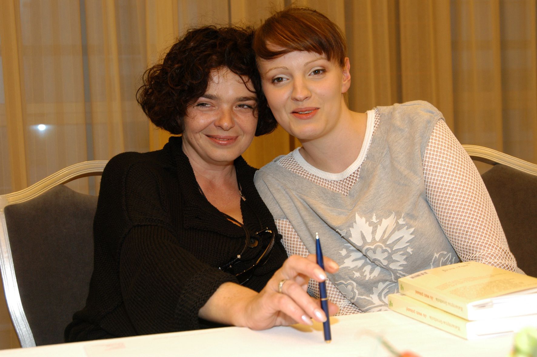Katarzyna Grochola z córką, Dorotą Szelągowską