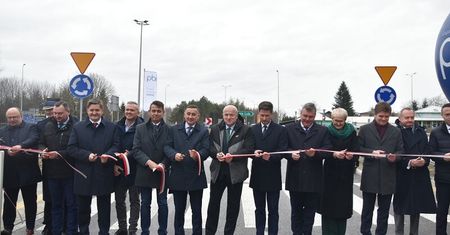 Zamknęli czynną od kilku dni drogę, żeby ją oficjalnie otworzyć. Wstęga przecięta, nawierzchnia poświęcona