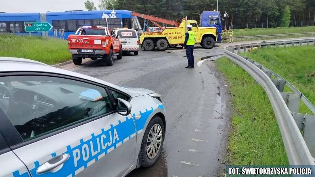 Tramwaj utknął na rondzie. Akcja pod Kielcami trwała kilka godzin