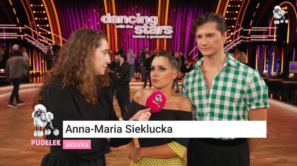 Anna-Maria Sieklucka i Michał Kassin przed mikrofonem Pudelka