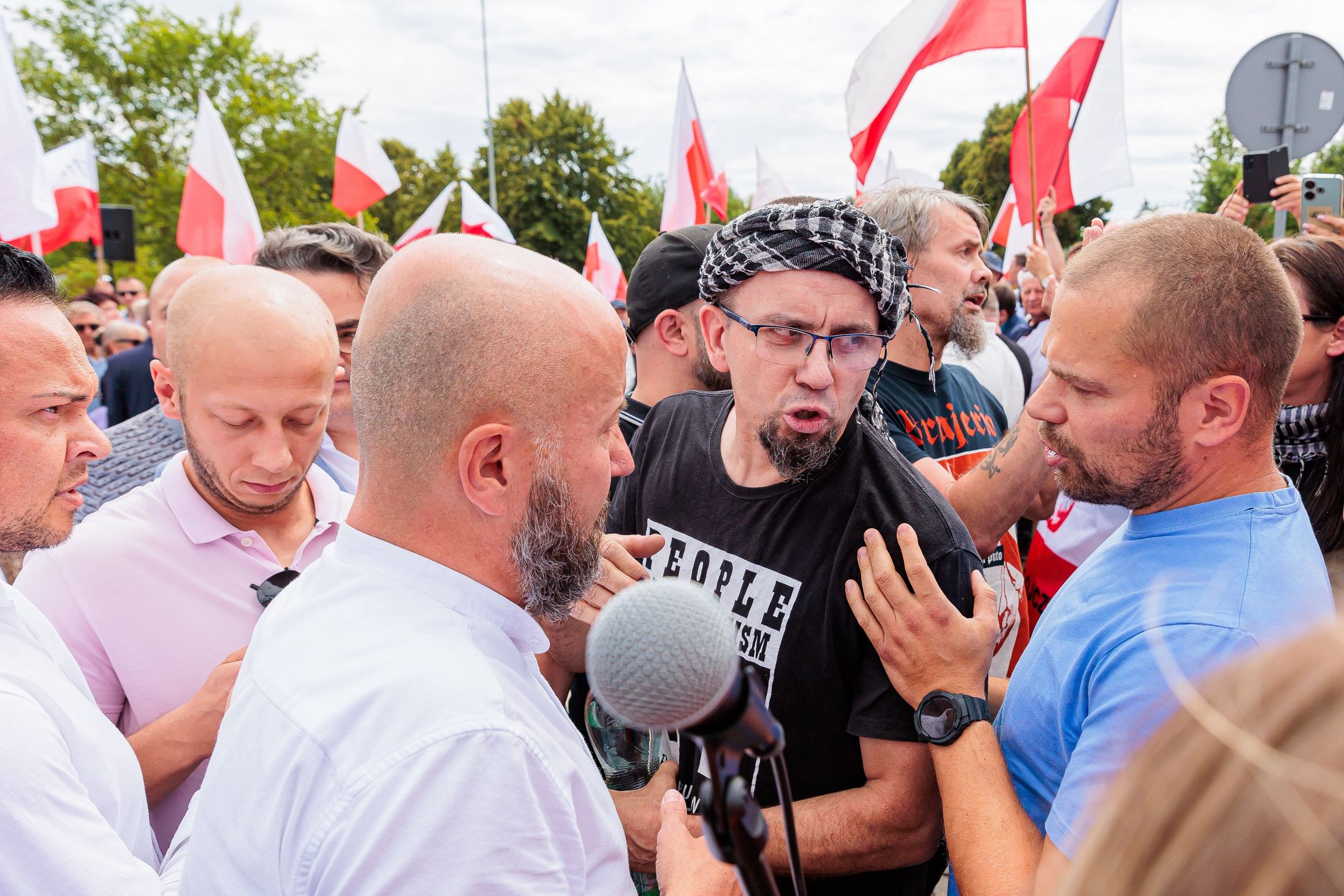 Doszło do przepychanek pomiędzy zwolennikami i przeciwnikami PiS w trakcie konferencji prasowej prezesa ugrupowania Jarosława Kaczyńskiego na polsko-niemieckim przejściu granicznym Rosówek-Rosow