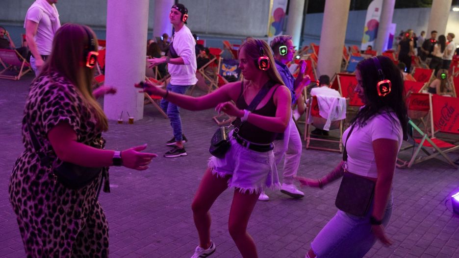 Przy Tauron Arenie w Krakowie zorganizowano Silent Disco, czyli dyskotekę w ciszy.
