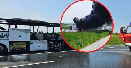 Autokar w ogniu na A4. W środku wycieczka szkolna z dziećmi