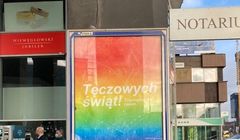Stowarzyszenie Miłość Nie Wyklucza życzy na billboardach „Tęczowych świąt! Trzymajmy się razem”