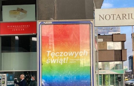 Stowarzyszenie Miłość Nie Wyklucza życzy na billboardach „Tęczowych świąt! Trzymajmy się razem”