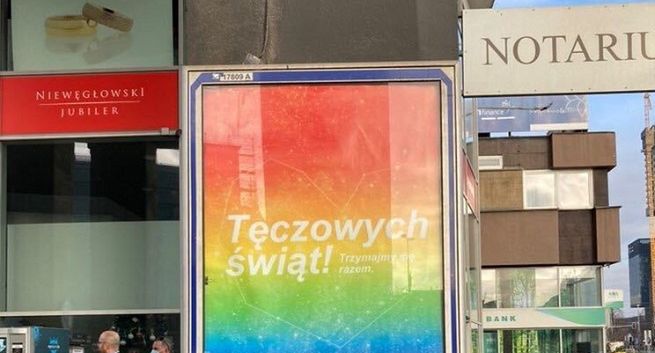 Stowarzyszenie Miłość Nie Wyklucza życzy na billboardach „Tęczowych świąt! Trzymajmy się razem”