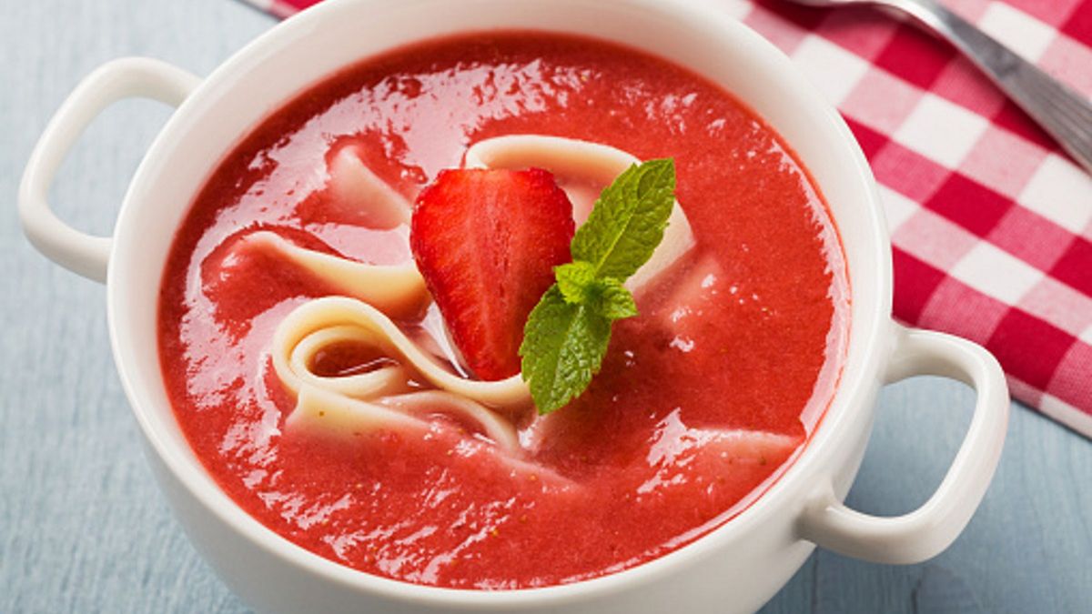 Najważniejszym składnikiem zupy owocowej są świeże truskawki