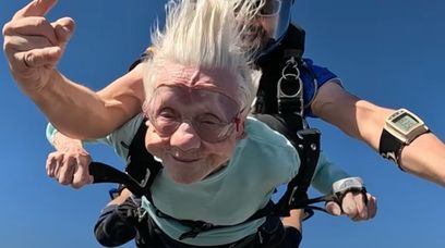 Pobiła rekord świata. 104-latka skoczyła ze spadochronem
