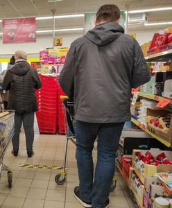 Promocje na piwo. Biedronka rozdaje 12 puszek gratis, w Lidlu duże rabaty