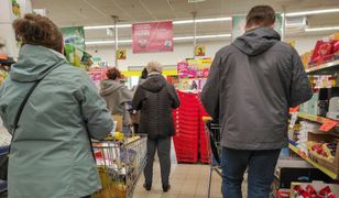 Promocje na piwo. Biedronka rozdaje 12 puszek gratis, w Lidlu duże rabaty