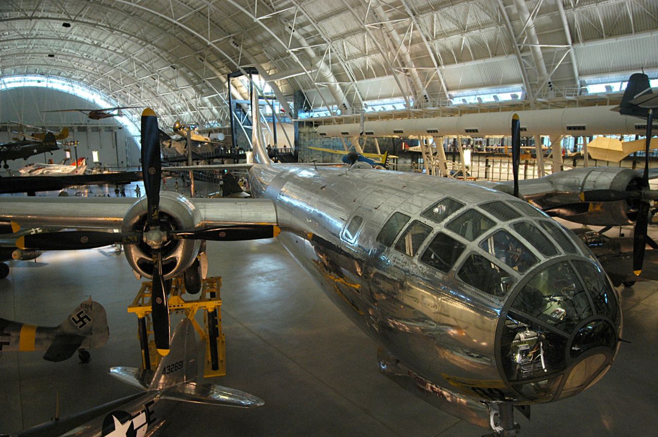 “Enola Gay”- samolot, który w kilka chwil pozbawił życia dziesiątki tysięcy Japończyków. Teraz stoi spokojnie w Steven F. Udvar-Hazy Center.