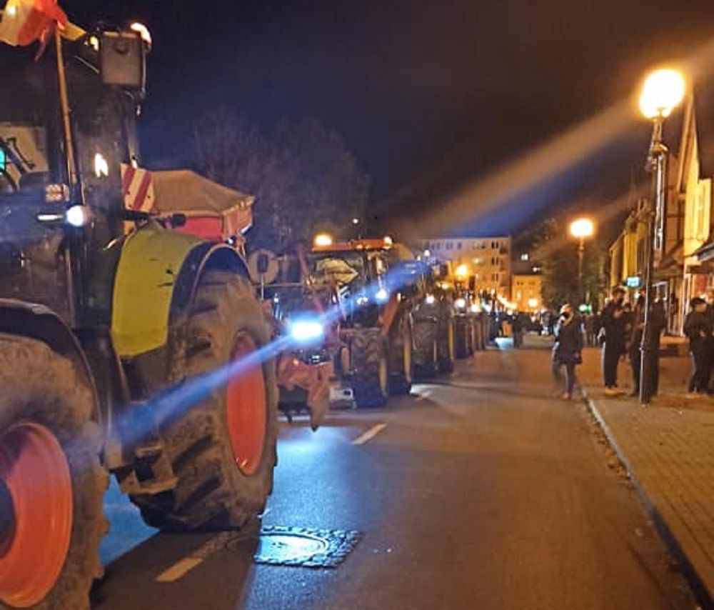 Strajk Kobiet. Sznur ciągników w Nowym Dworze Gdańskim.