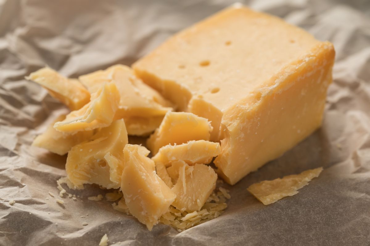 Tak przechowywany ser nie spleśnieje w lodówce. Łatwo uniknąć błędu