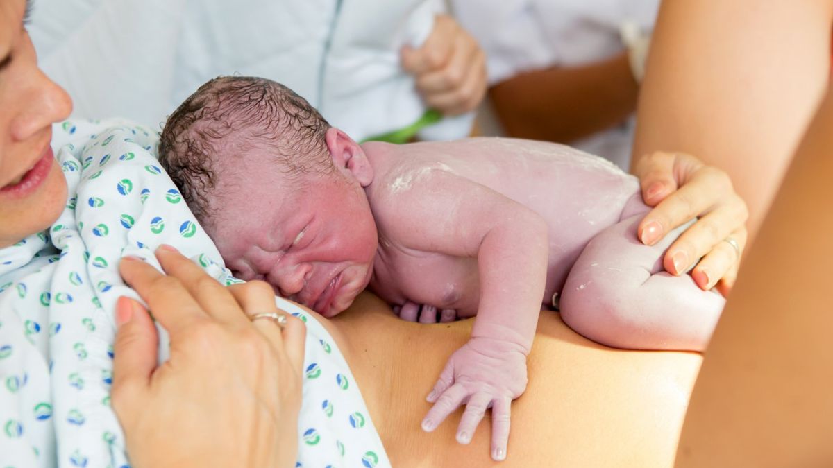 Maź płodowa – skład i rola. Pierwsza kąpiel noworodka