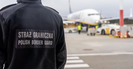 Ukrył narkotyki w skarpetce. Wpadł na lotnisku