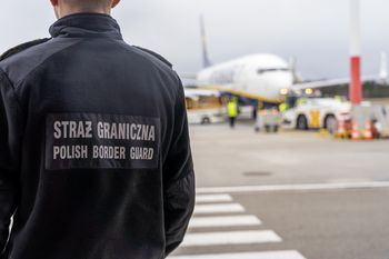Ukrył narkotyki w skarpetce. Wpadł na lotnisku