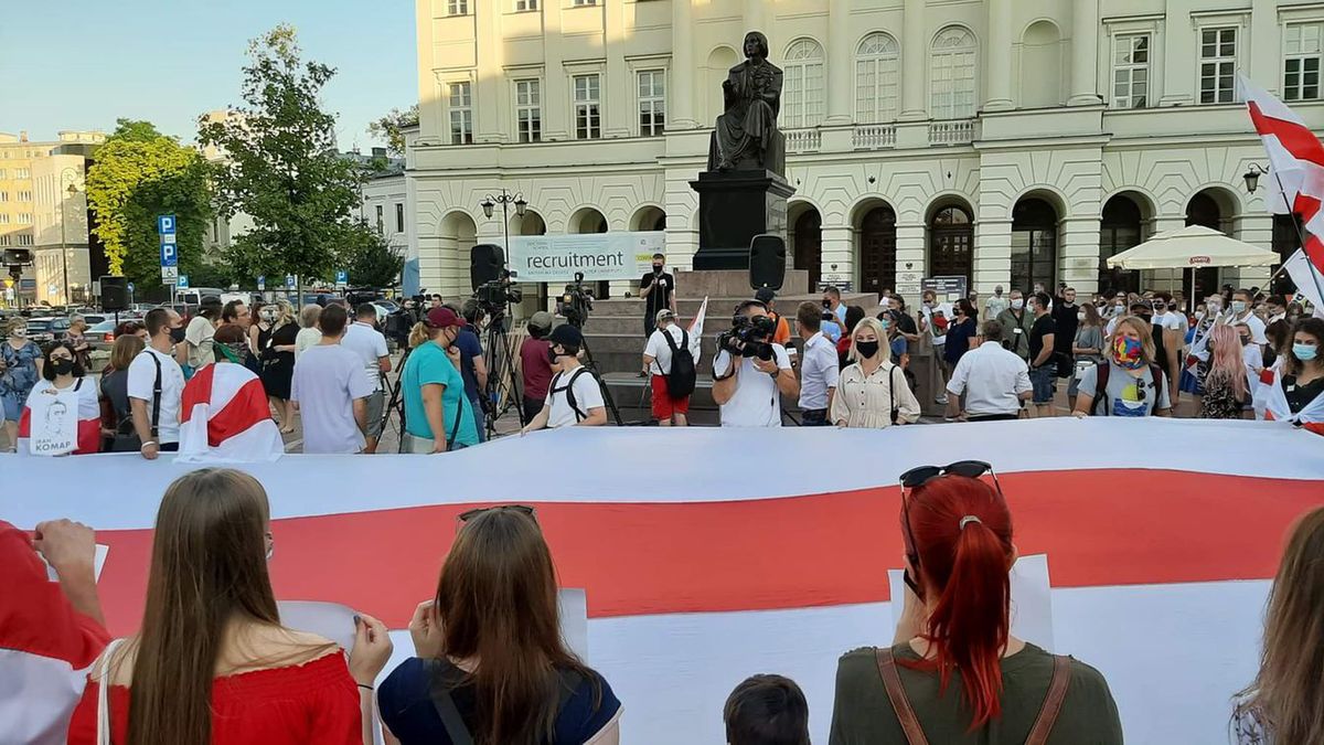 Warszawa. ”Wolna Białoruś”. Przy pomniku Mikołaja Kopernika w Warszawie demonstracja Białorusinów i Polaków
