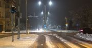 Legnica: Intensywne opady śniegu. Służby całą noc utrzymywały przejezdność dróg