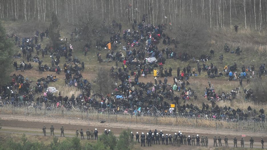 Migrants Amass On Belarus-Polish BorderKUZNICA BIALOSTOCKA - NOVEMBER 8:  In this handout image provided by the Polish Ministry Of Defence, border army units stand guard as migrants gather near the Kuznica border crossing on the Belarusian-Polish border on November 08, 2021 in Kuznica Bialostocka, Poland. The situation on the border between Poland and Belarus continues to intensify, as hundreds of migrants arrive at the Polish border to join the EU. (Photo by Polish Ministry Of Defence via Getty Images)Handoutbestof, topix
