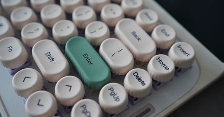Ta klawiatura udaje maszynę do pisania. Test Epomaker Glyph