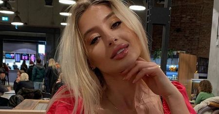 Kinga Zapadka z "40 kontra 20" w ciasnym wdzianku. Króciutka mini i biust pod brodą