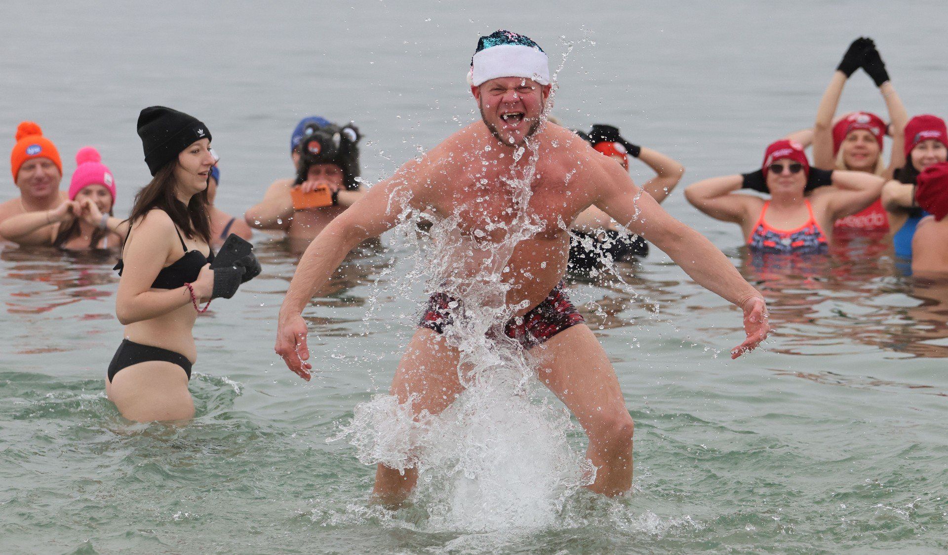 Jacek z Ostrowca Świętokrzyskiego kilka razy w sezonie morsuje w tarnobrzeskim jeziorze
