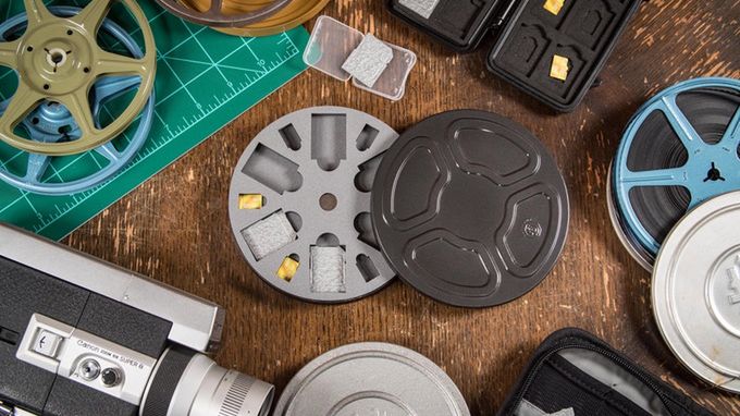 VNTG8 - vintage'owa obudowa na karty SD, która wykorzystuje stare kasetki na filmy 8 mm 1