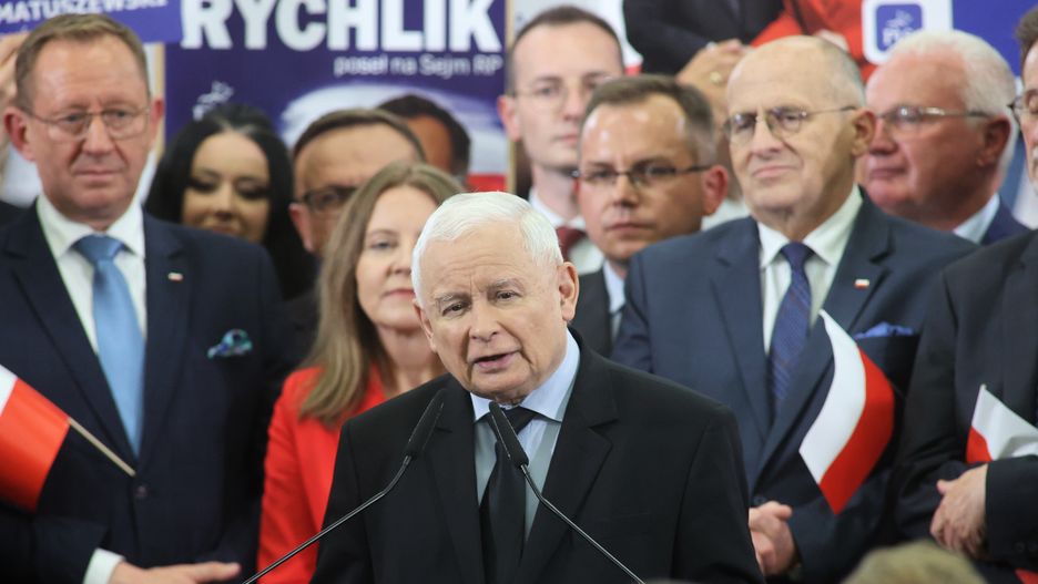 Łódź, 04.10.2023. Kampania wyborcza do parlamentu 2023. Wicepremier, prezes PiS Jarosław Kaczyński (C) podczas konwencji PiS pod hasłem "Bezpieczna Polska", 4 bm. w Łódzkiej Specjalnej Strefie Ekonomicznej w Łodzi. (sko) PAP/Marian Zubrzycki
