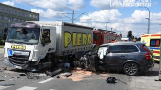Białołęka: Pijany kierowca Volvo czołowo uderzył w ciężarówkę nauki jazdy