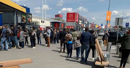 Luzowanie obostrzeń. Polacy masowo ruszyli do marketów